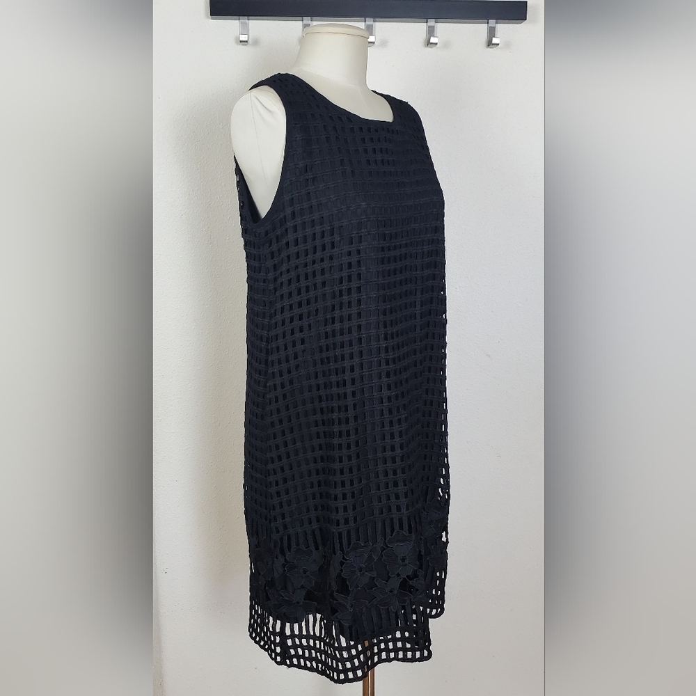 Black Sleeveless Textured Shift Dress • L •